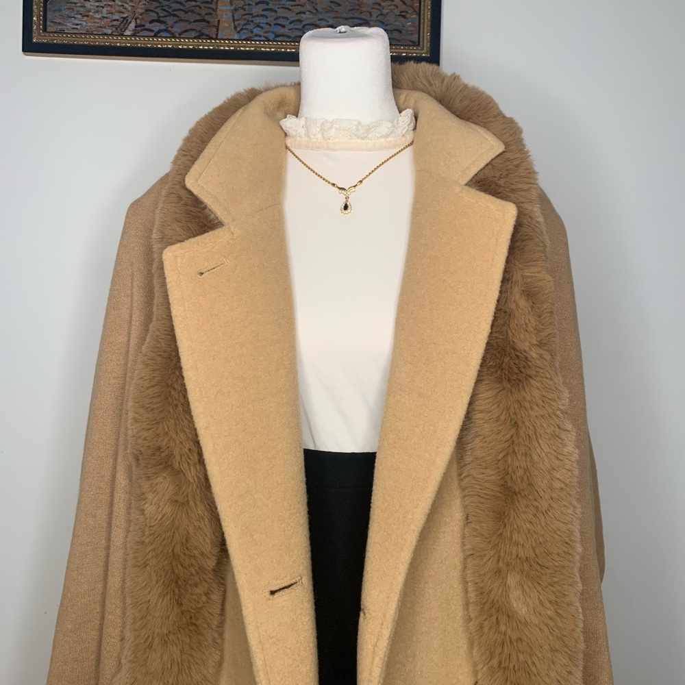 Shawl with trim faux fur